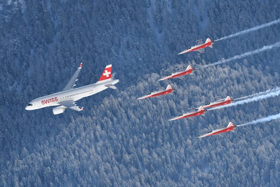 Un airbus della Swissair vola accompagnato dai jet della 